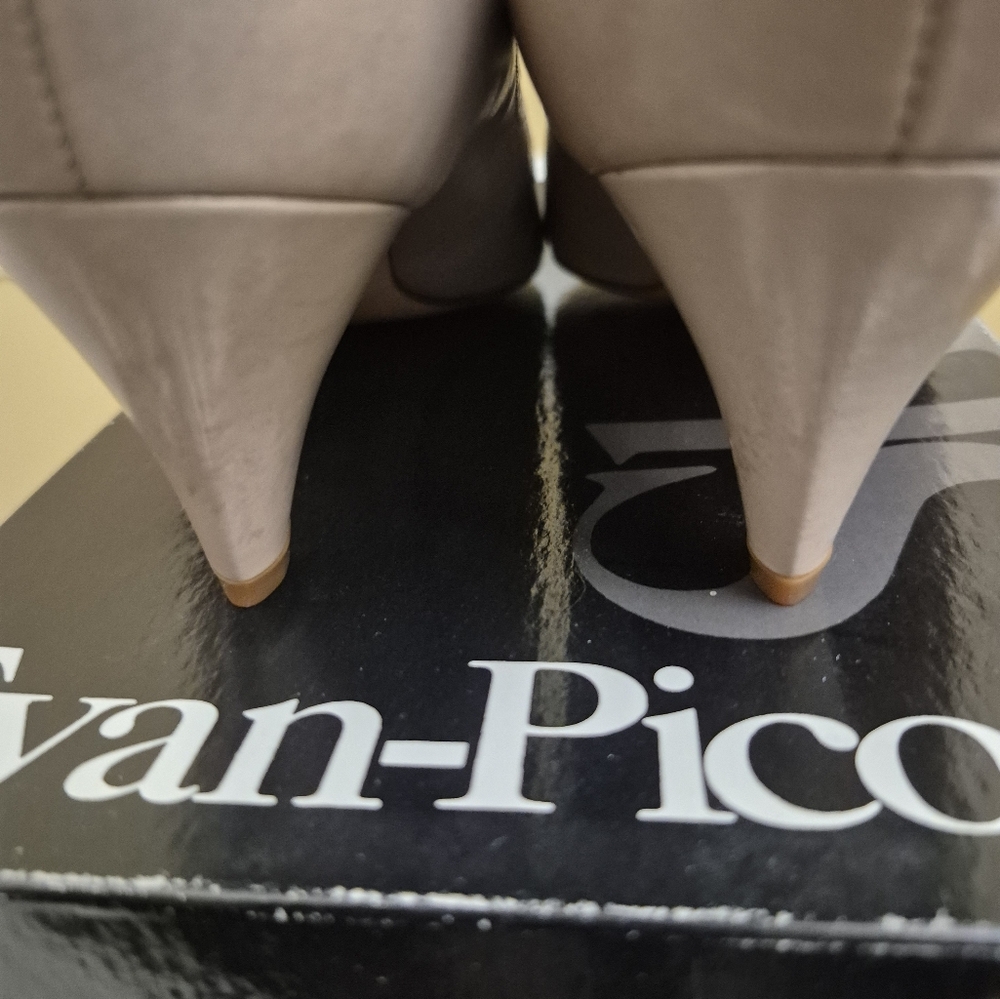 Evan Picone Two Tone Taupe And White Leather Pumps Size 8.5 - Picture 9 of 14